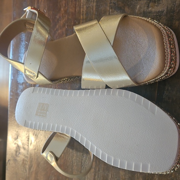 Gold Sandals With Sylish Detail - Picture 4 of 5